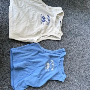 Toppar - En vit och blå top tillsalu  Båda för 40kr  Annars 25kr/st💘