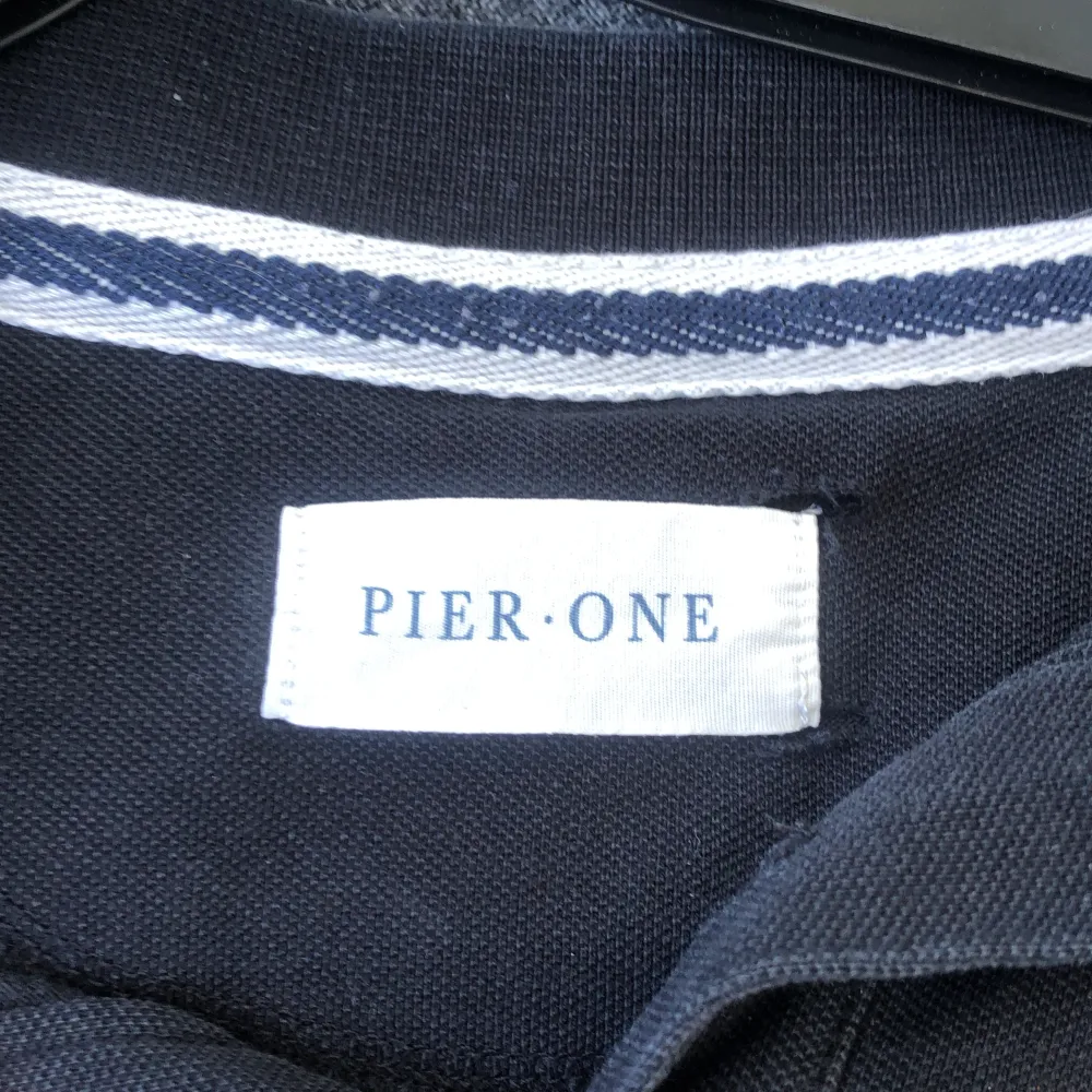 Långärmad tröja från Pier One med krage. Uppskattad storlek är L✨ har ett litet hål på ena ärmen men i övrigt i fint skick✨. Tröjor & Koftor.