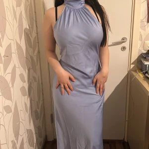 Klänning - Superfin balklänning i satin med öppen rygg💕säljer då då jag har valt en annan klänning till balen☺️klänningen är ej använd och lappen sitter fortfarande kvar