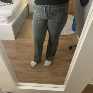 Juicy couture byxor - Storlek XL (passar även L) byxorna är sällan använda och i bra skick. Om du vill ha bild på hur just mina byxor ser ut så skickar jag privat. Ordinarie pris 1200kr