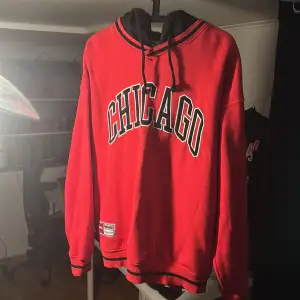 Chicago hoodie i röd/ svart storlek M 