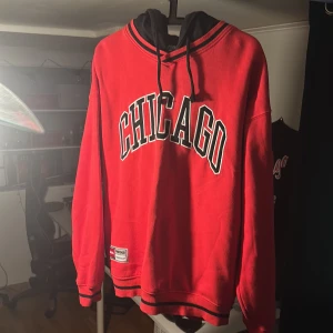 Chicago hoodie - Chicago hoodie i röd/ svart storlek M 