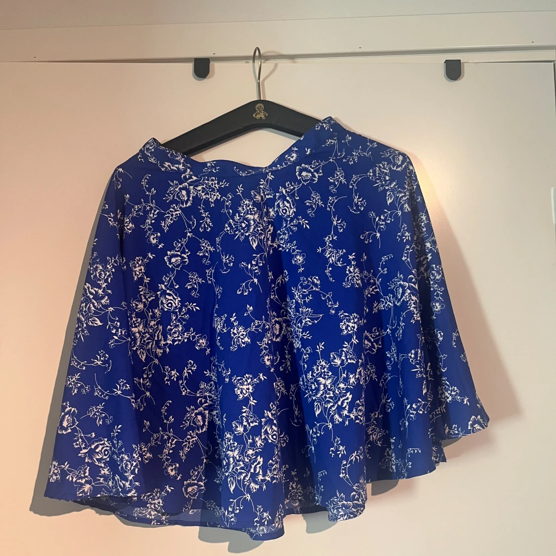 Blå sommarkjol med blommor