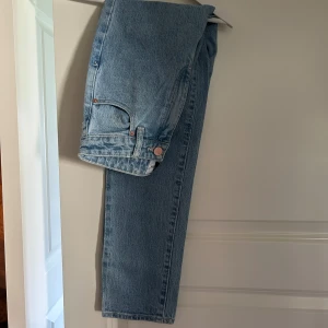 Jeans Abrand  - Jeans från abrand. Nyskick men använt fåtal gånger då jag växt ur dem. Lite momjeans variant med högre midja och lite slappare i benen. Ursnygga nu till sommaren! Storleken i midjan är 25