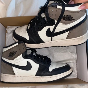 Air Jordan 1 Retro High OG Dark Mocha - strl 38. använda typ 3 ggr. köpta dec 2021 på GOAT med äkthetsbevis. nypris 5500 kr! skolåda + svarta + vita snören ingår. säljer pga fattig student 💓