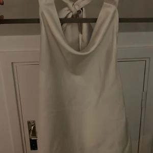 Festtopp - Säljer min helt nya festtopp som är champagnefärgad! Skriv privat för fler bilder då toppen inte fick plats i Plicks nått på bilder 🎀🎀