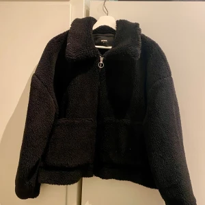Varm och skön jacka från bikbok - Trendig och snygg jacka från bikbok i fint skick. Jackan  passar även för dig som har mindre storlek och gillar att jackan ska vara oversized 