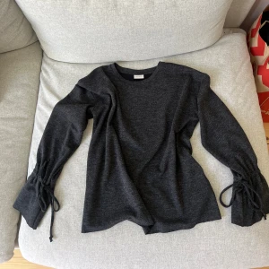 Långärmad tröja  - Tröja med fin detalj vid ärmarna. Sitter snyggt oversized, men mindre i storlek så passar S/M.
