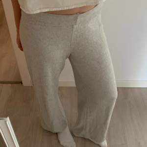 Super sköna stickade byxor! De är i en grå beige färg och perfekta nu till sommaren eller bara hemma💓