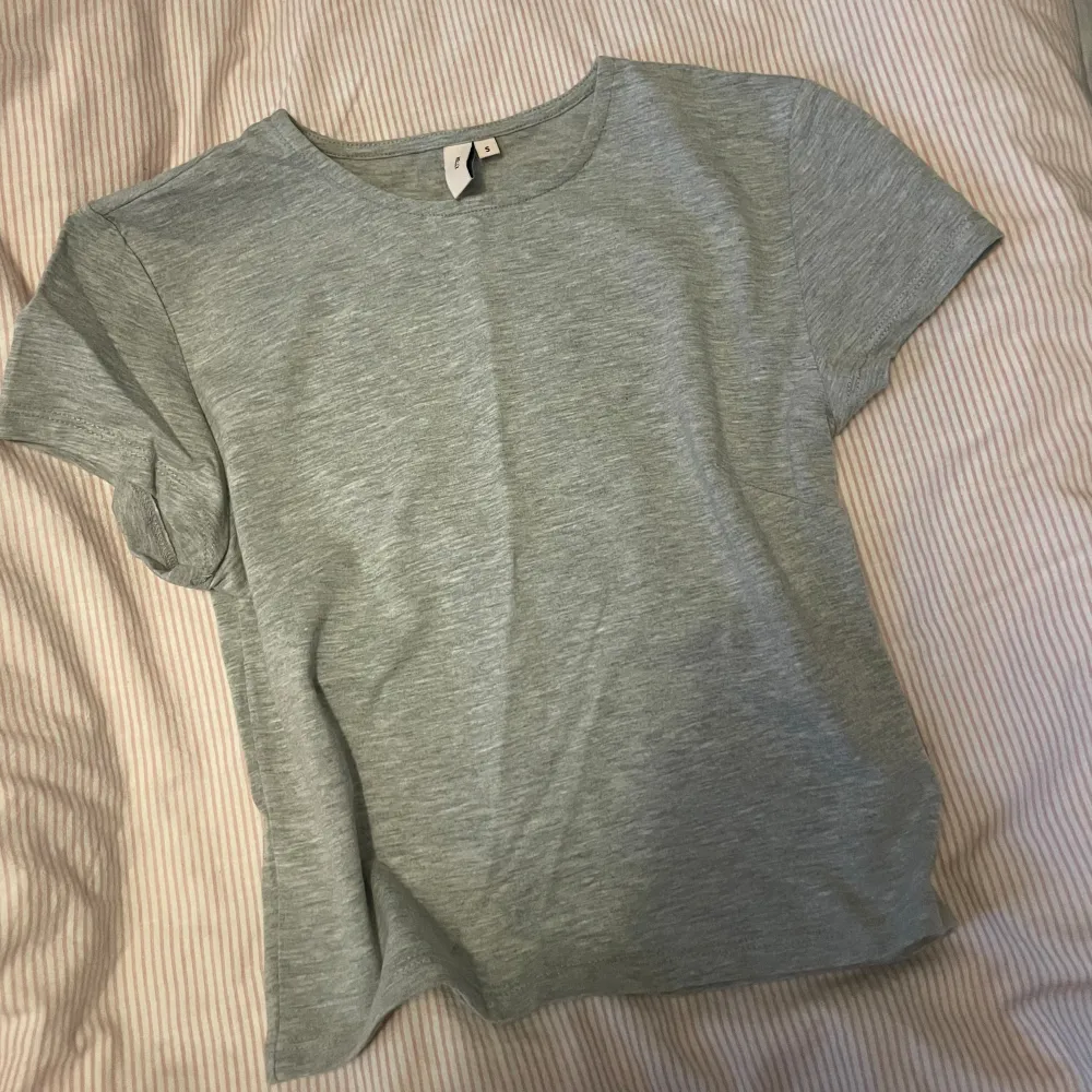 Klädpaket med tre aldrig använda toppar, alla i storlek S. Den bruna är en basic t-shirt från lager, den grå är en mindre t-shirt från Nelly och det grön/bruna linnet från Vero Moda🎀. T-shirts.