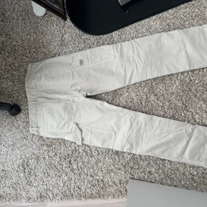 Cargobyxa snickarbyxa  - Ett par snygga byxor från Zara i fint skick, storlek EUR40. Hämtas i Nacka Strand, frakt ingår inte i priset.