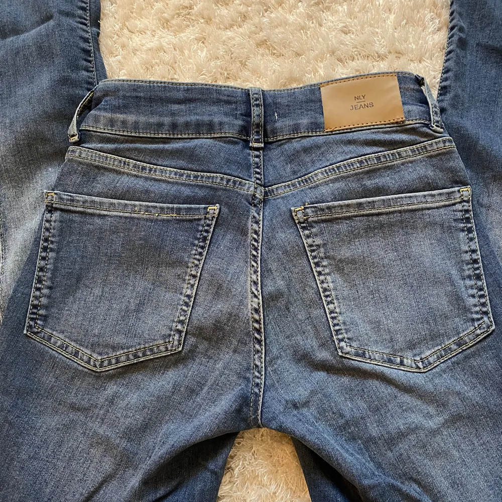 Jättesnygga lågmidjade bootcut jeans från Nelly. Bara använd 2 gånger så i nyskick. Nypris: 700 kr. Innerbenslängd: 77cm. Hör av dig vid frågor och funderingar!💗. Jeans & Byxor.