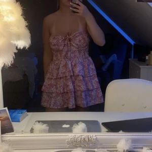 Klänning - Säljer denna somriga klänningen, säljer då jag inte tyckte klänningen passade mig, därav har jag hellre aldrig använt den. Köpt från shein, går att knyta på flera olika sätt i nacken. Köparen står för frakten! 💕