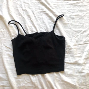 Svart top - Svart lite ribbad top. 