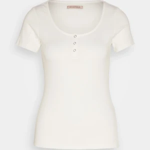 Vit baströja - Vit baströja från Anna Field i toppskick, Endast använt 1 gång o säljer eftersom jag har två likadana❤️ Storlek S