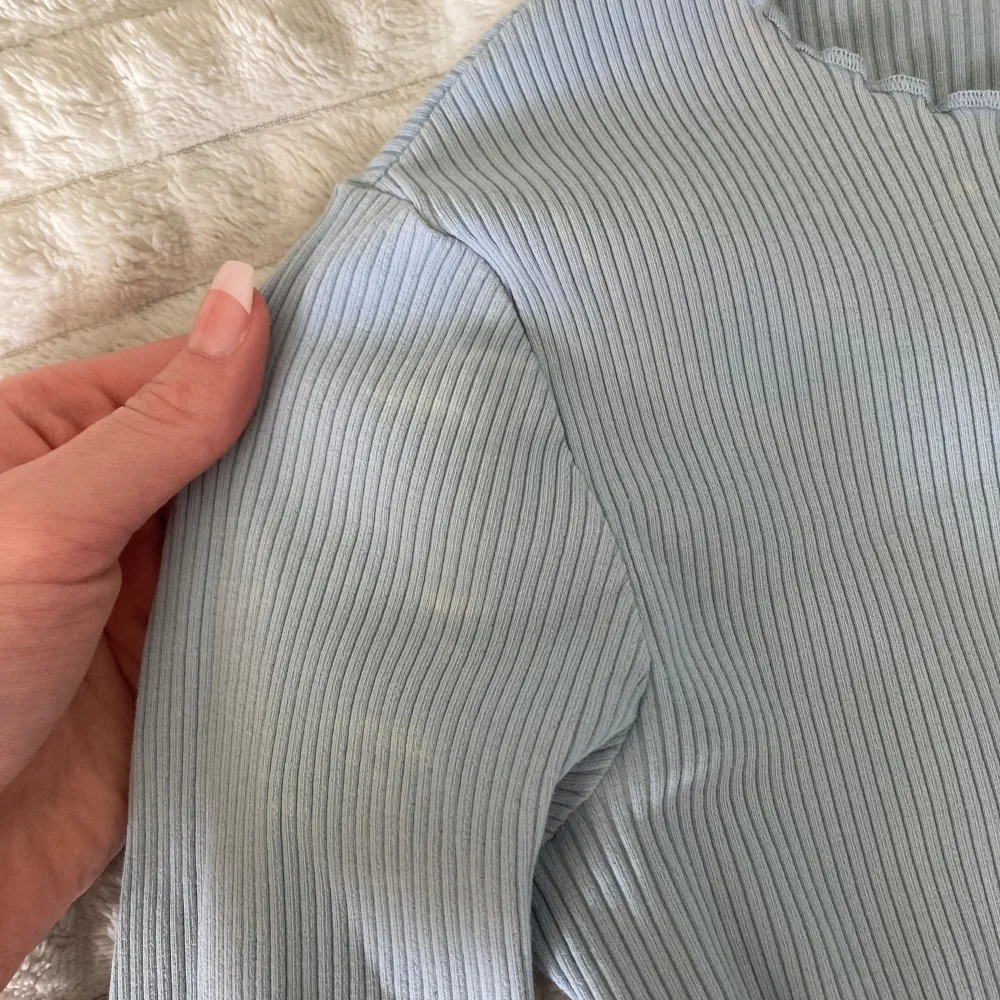 Säljer denna ljusblåa tröjan från NA-KD då den inte används längre. Den är väl använd och har tyvärr små blekningsfläckar men det ät inget som syns på håll. Står storlek S men den sitter som en stretchig XS. (Läs min bip för mer info)💘. Toppar.