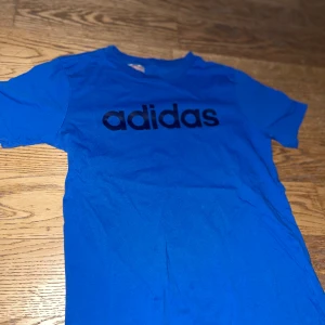 Adidas blå - Den är använd men fin och är i storlek 152