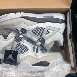 Jordans4 millitary black - Säljer nu mina Jordan4 i millitary black för de bara använts 3 gånger. Storlek 40 men passar både 39 och 41. De är i bra skick fortfarande och kan sänka pris lite💕