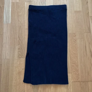 Kjol - Fin lång kjol, går ner till vaderna med ett ribbat tyg från Veromoda ! Köparen står för frakt! 