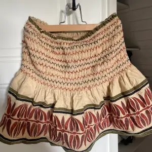 Jättefin kjol från zara med shorts under 