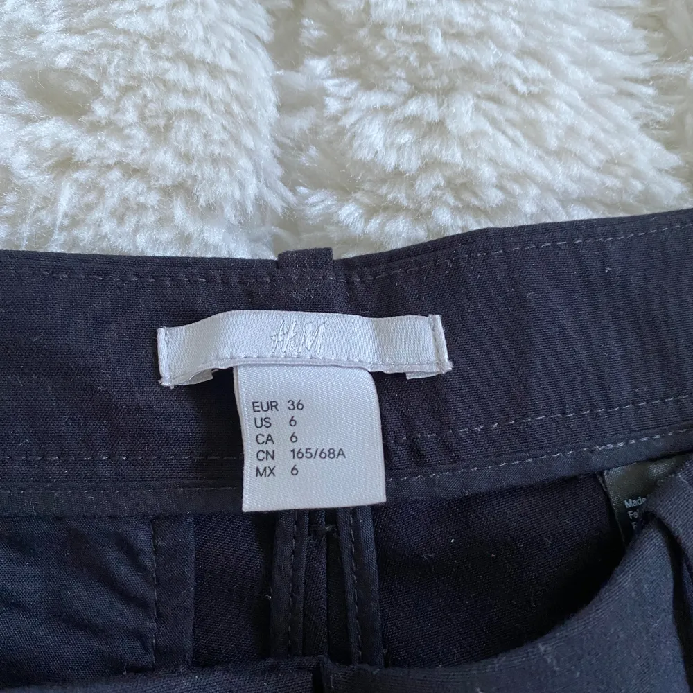 Kostymbyxor från H&M, fint skick knappt använda❣️. Jeans & Byxor.