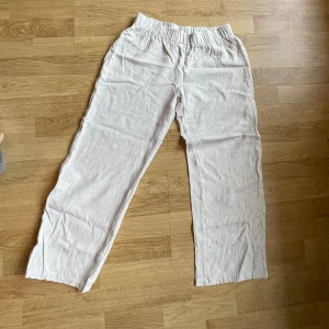 Linnebyxor beiga - Helt oanvända linnebyxor från Shein. Storlek petit L. Säljer så de är för små för mig. 