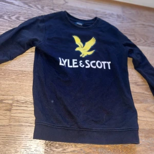 Lyle and scott tröja svart - Använd men fin och storlek 10 år gammal