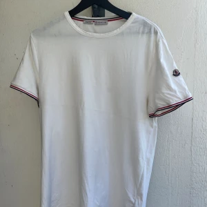 Moncler Maglia - 6/10 Använd  Inga tydliga defekter Storlek Large Slim Fit modell passar Medium För mer frågor eller bilder bara skriva! Mvh Karl