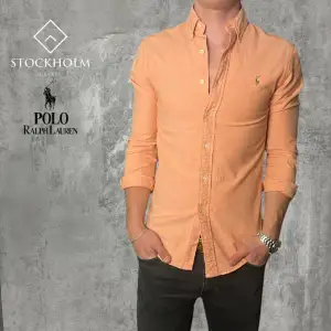 Vi säljer nu denna Ralph Lauren skjortan! Perfekt till sommaren😍⛱️ Storlek:S Färg: Pastell Orange Modellen är 180 cm lång, väger 70kg! Nypris 1 699kr. Skriv vid frågor och funderingar🙌