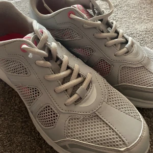 Joggingskor  - Helt nya storlek 42