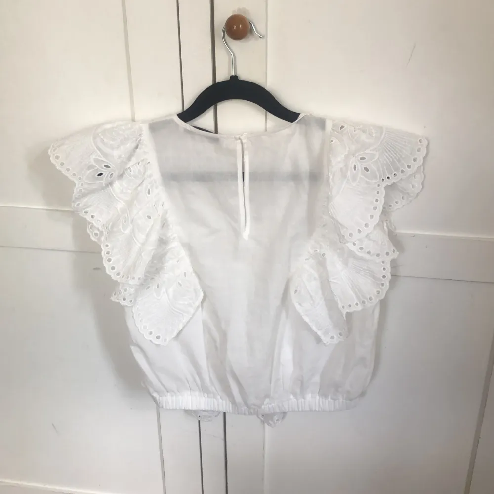 Säljer denna fina blus från h&m. Den har aldrig använts och har inga defekter!💓. Puserot.
