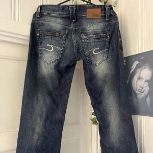 För snygga lågmidjade mörkblå bootcut/utsvängda jeans med coola fickor och broderi detaljer från märket CROSS. Storleken står inte men passar som S/XS, pris går att diskutera ❤ Mått:  Midja- 35cm Innerbenslängd- 83cm Total längd- 100cm  