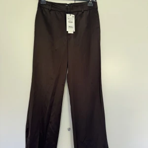 Satinbyxor Zara - Helt oanvända satinbyxor från Zara. Köpte de för ett par år sedan men de har glömts bort i garderoben så prislappen är kvar. Nypris 399kr🥰