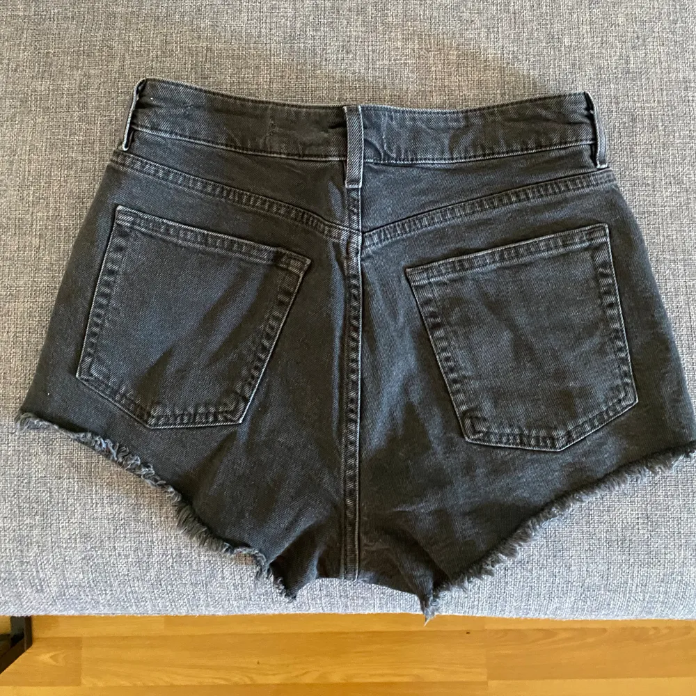 Snygga svarta denim shorts inköpta förra sommaren använda 2 ggr så i nyskick :). Shorts.