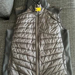 Parajumper väst Ny - Säljer nu denna parajumper väst som är helt ny köpte fel strl och kommer inte använda nypriset är 3200kr från thernlunds, och kvitto medföljer. Kan gå ner vid lite snabbare affär. Finns även att hämta i Täby/Stockholm Mvh Leo