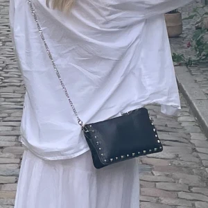 Zara handväska  - Supersnygg handväska från zara som inte finns att köpa längre!💕 Perfekt storlek och passar till allt!