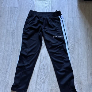 Palm angels byxor - Svarta palm angels byxor i storlek S,tyvärr har sömmen släppt på ett ställe(se bild)men inga problem att laga för den som kan!