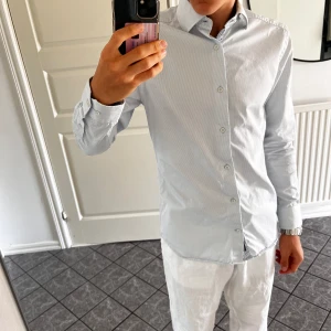 Rilay skjorta  - Säljer min snygga Riley skjorta i storlek S. Den är i mycket bra skick och nypris på skjortan är 799kr. Mycket bra kvalitet, kom gärna med prisförslag!!