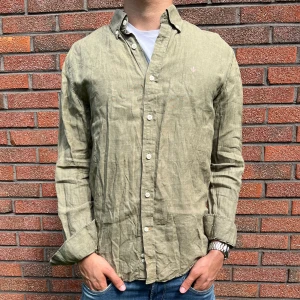 Morris linneskjorta - Säljer en riktigt fin linnekskjorya i färgen olivgrön för endast 549. Modellen på bilden är 179 och väger 64kg. Skulle säga att den passar mellan 176-184. Storlek M👍