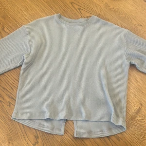 Stickad blå tröja! - Sitter bra på kroppen, den är använd max 5 gånger💞