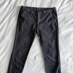 Svarta Byxor från Massimo Dutti - Sköna Massimo Dutti Jogger Fit Byxor som användes sällan och är därför i mycket bra skick. Nypris 1200 kr. Storlek: 44. Material: 64% Bomull, 35% Ull, 1% Elastan  
