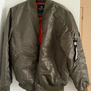 Ny Bomberjacka  - Aldrig använd bomberjacka i storlek herr M. 