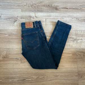 Ett par jeans i absolut topp skick och som dessutom har en extremt snygg tvätt. Nypriset på dessa jeans ligger på runt 1000kr. Längden på byxorna är 96cm och midjan 39cm jämför gärna med ett par egna och sen är det fritt fram att använda ”köp nu”.