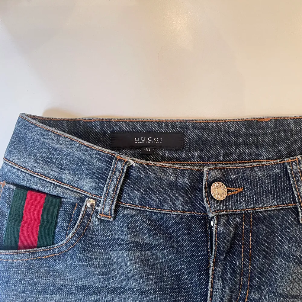 Gucci jeans i storlek 40 sitter om 30/32, tyvärr trasig gylf går att hos skräddare. Väldigt bra skick annars.. Jeans & Byxor.