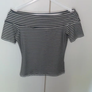 Off shouder randig  - En jätte skön randig off shoulder tröja, jätte elastisk och skön, köpt för något år sen men aldrig använt, den ser liten ut på bilden men sitter nära midjan 🤍