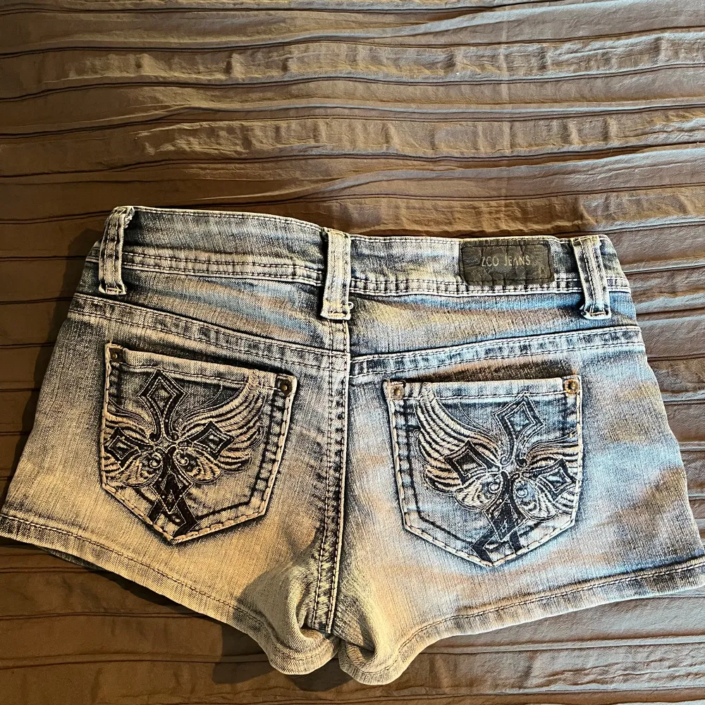 Lågmidjade Shorts, skriv om ni är intresserade💗💗 Skulle säga att dem sitter som en XS-S. Ni får gärna komma med prisförslag 🥰. Shorts.