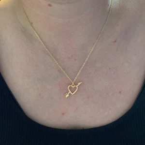 Hjärt halsband guld färgad❤️⭐️ - Ett super snyggt hjärt halsband från Gina tricot❤️ aldrig använd eftersom att jag Inte är en guld tjej. Justerbar längd!❤️super fin nu till sommaren 💋