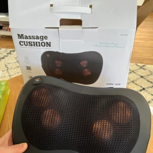 Massagekudde - Massagekudde säljes. Helt ny, oanvänd i originalkartong med alla tillbehör. Fullt fungerande.    Info:  Har 4 inbyggda massagehuvuden. Stängs av automatiskt efter 15 min.  Värmefunktion.  12 V adapter ingår, vilket gör att man ta med den i bilen/husv
