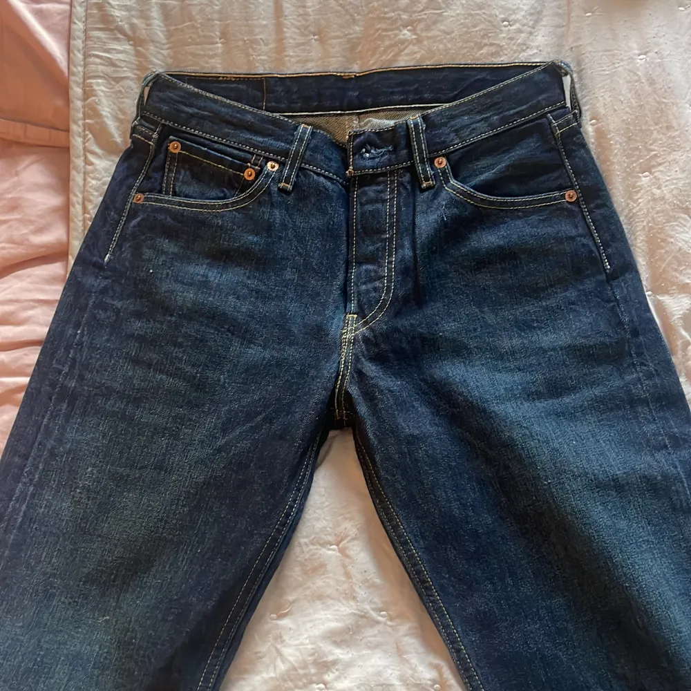 Supersnygga Levis 501 W29 L34 vilket motsvarar cirka S/M Perfekt längd på mig som är 175 . Jeans & Byxor.