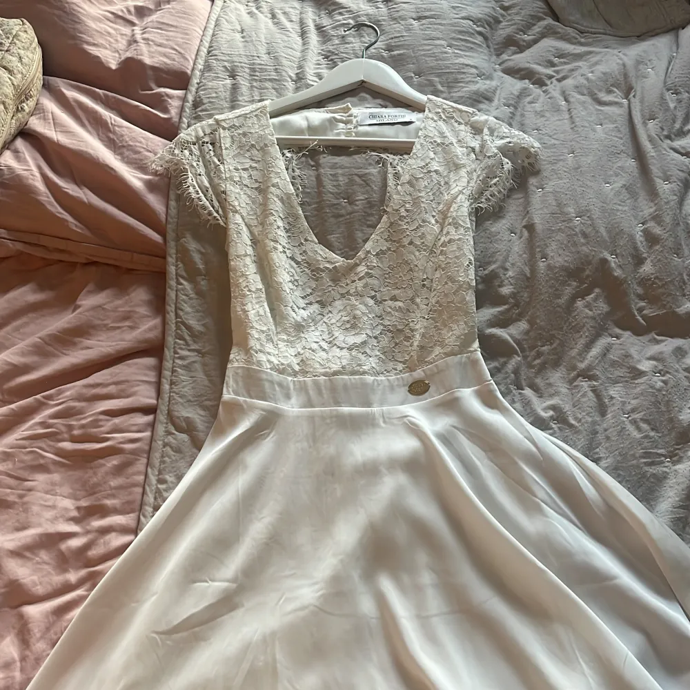 Så fin vit klänning med öppen rygg.  Passar perfekt till student eller skolavslutning!. Klänningar.